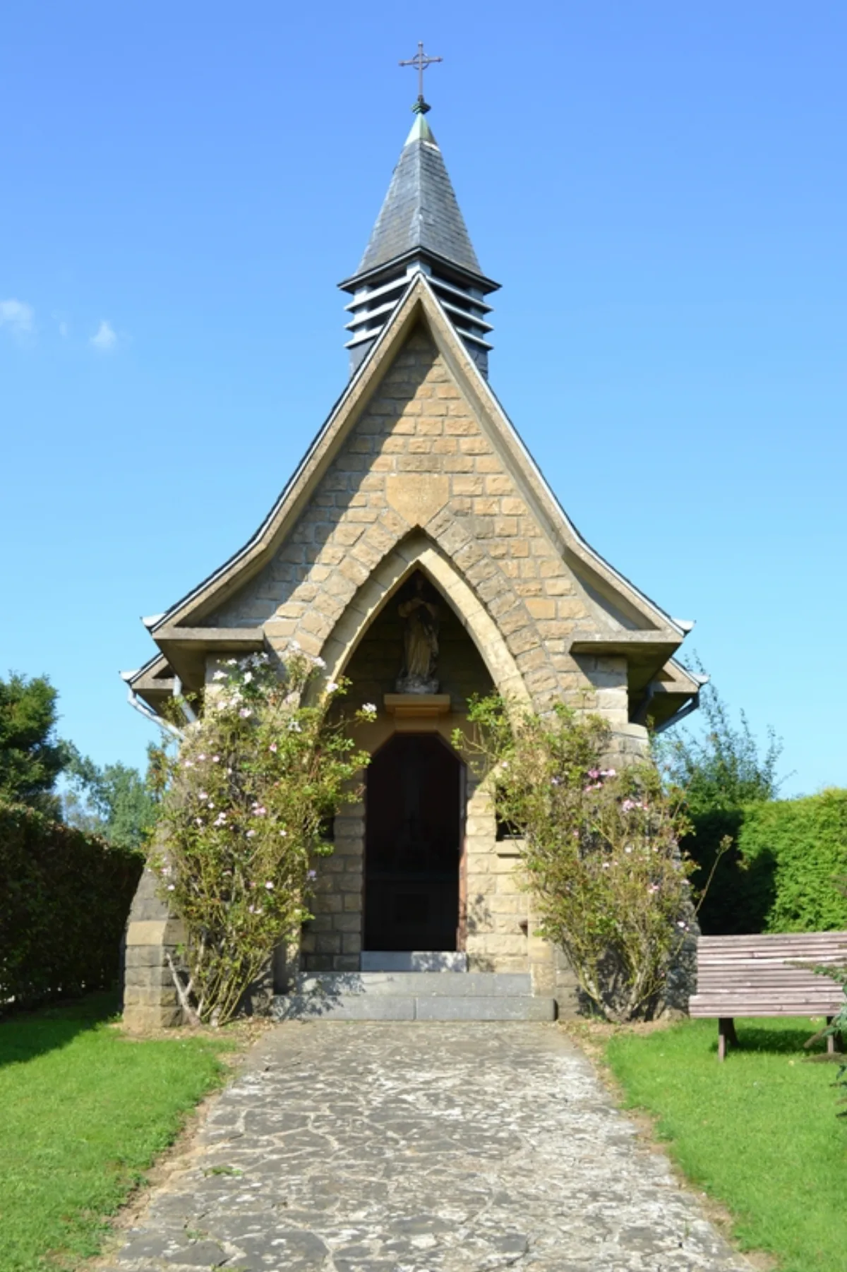 Notre-Dame de Beauraing, Lenclos