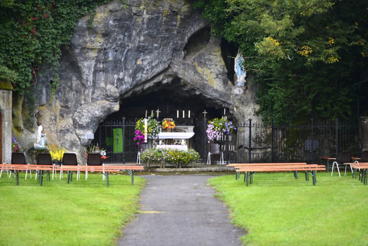 Notre Dame de Lourdes, Post