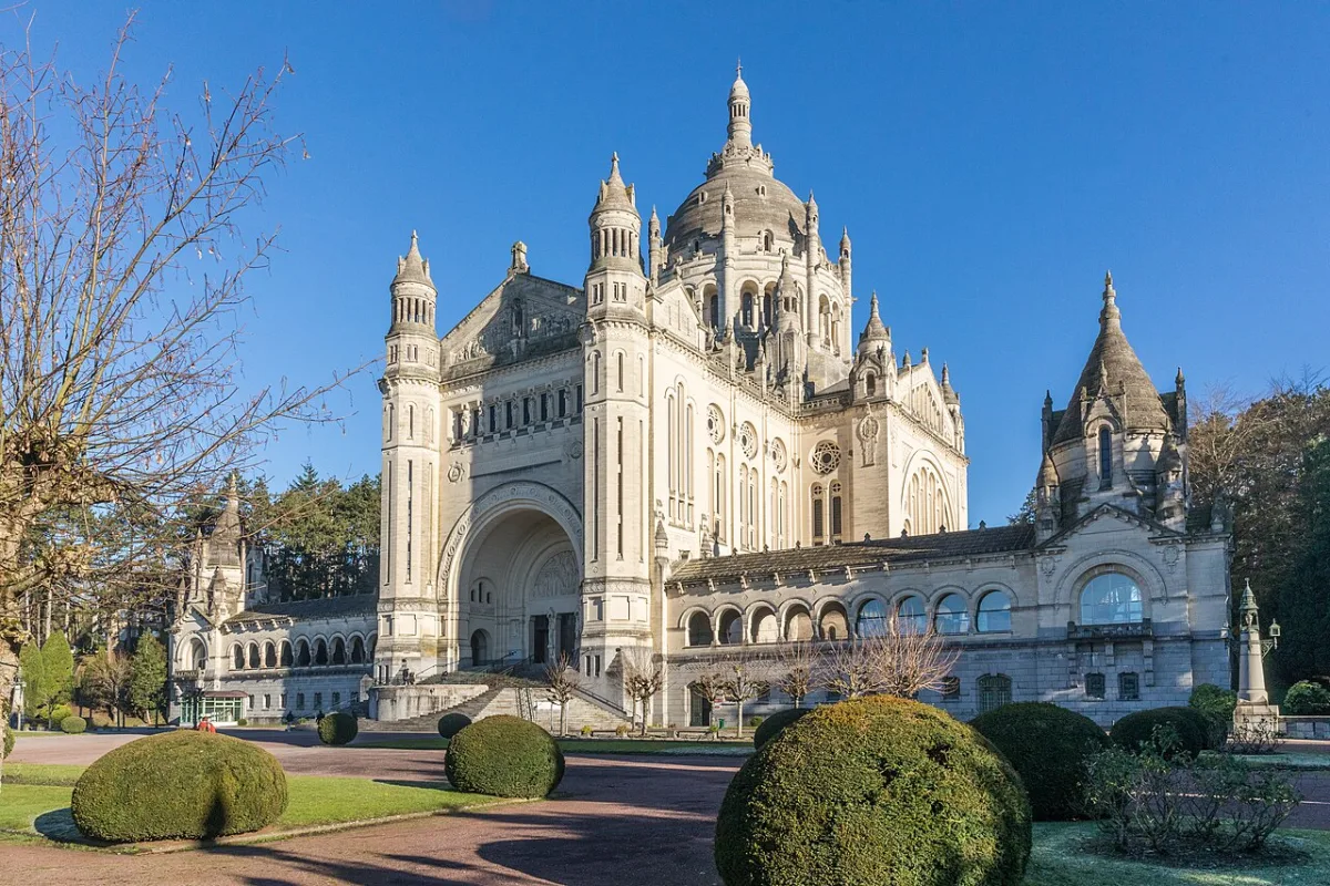 Basilique Sainte-Thérèse de Lisieux, Lisieux