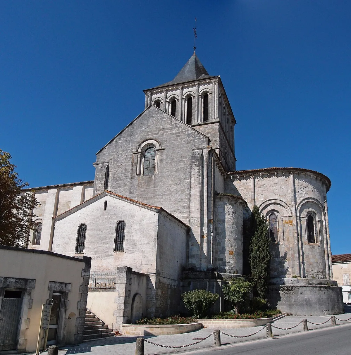 Montmoreau-St-Cybard : Saint Denis, Montmoreau