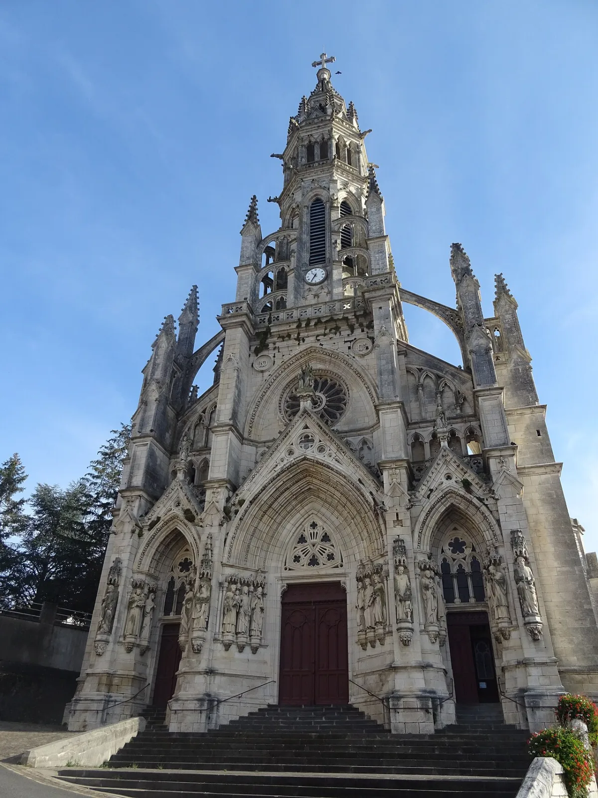 Basilique Notre-Dame des Enfants, Chateauneuf Sur Cher