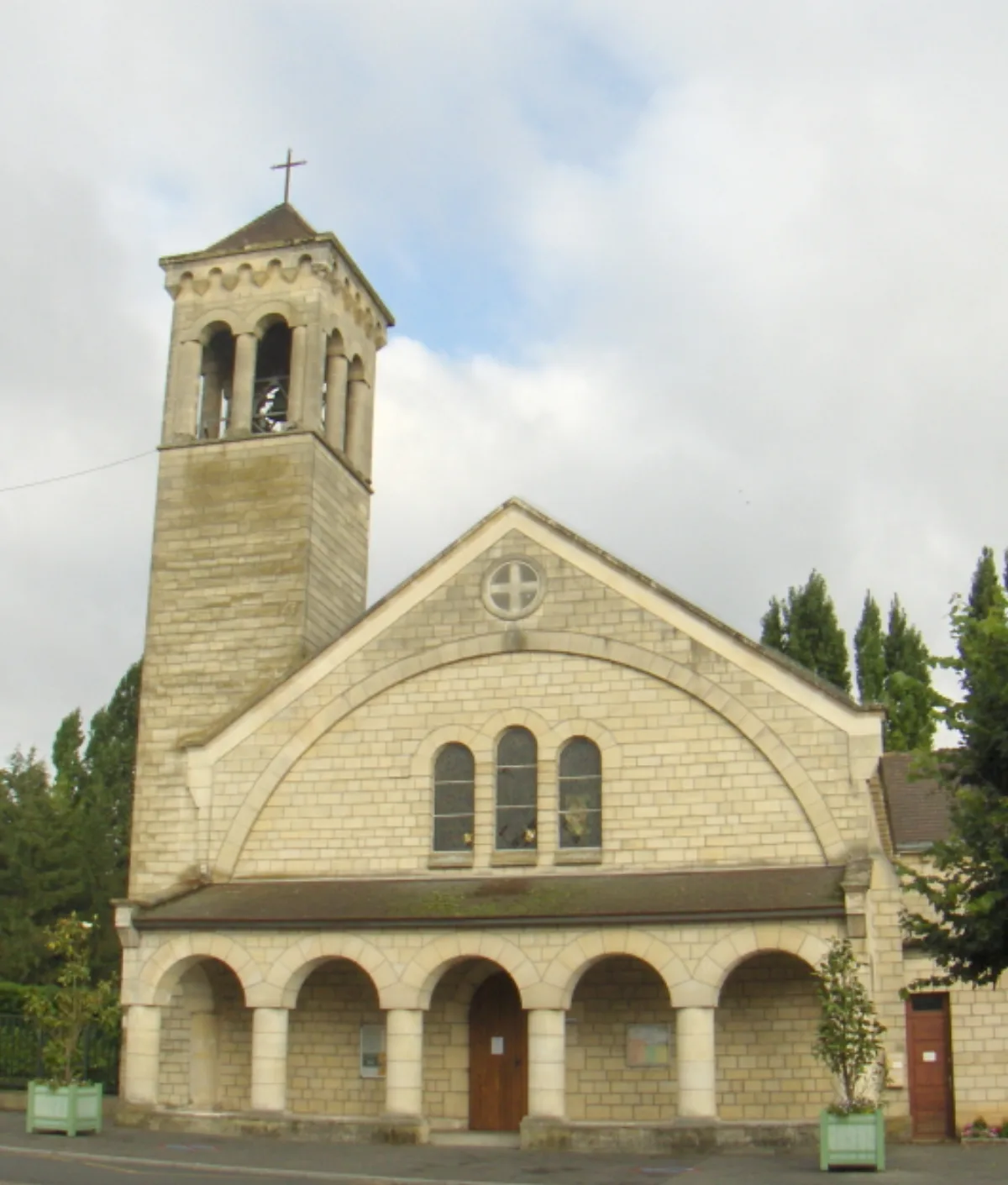 Saint Louis Sainte Thérèse (Bois St Denis - Chantilly), Chantilly