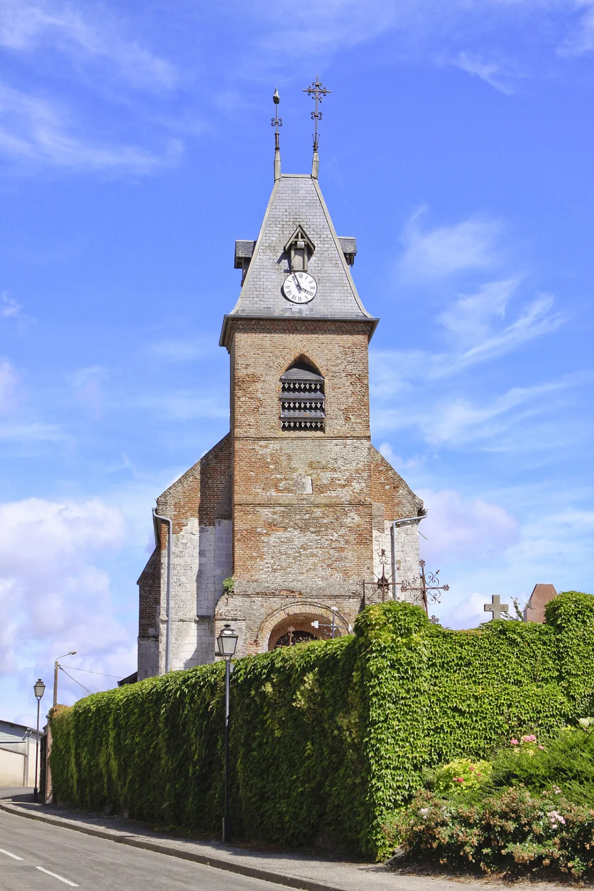 Eglise Saint-Riquier (Neuilly-l'Hôpital), Neuilly-L'Hôpital